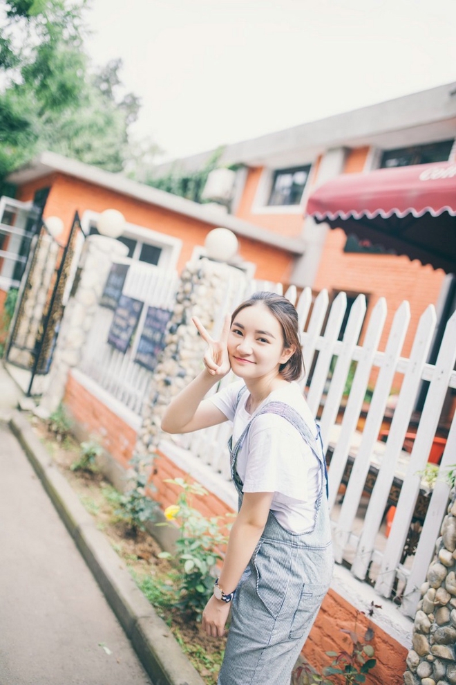 背带裤短发青春美女时尚街拍唯美俏皮写真