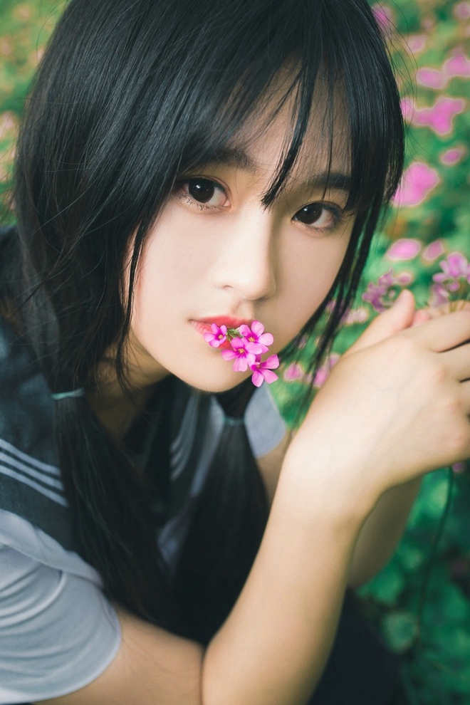 花海中清纯漂亮学生妹户外恬静优雅可爱迷人写真