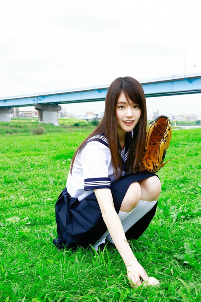 花海中清纯漂亮学生妹户外恬静优雅可爱迷人写真