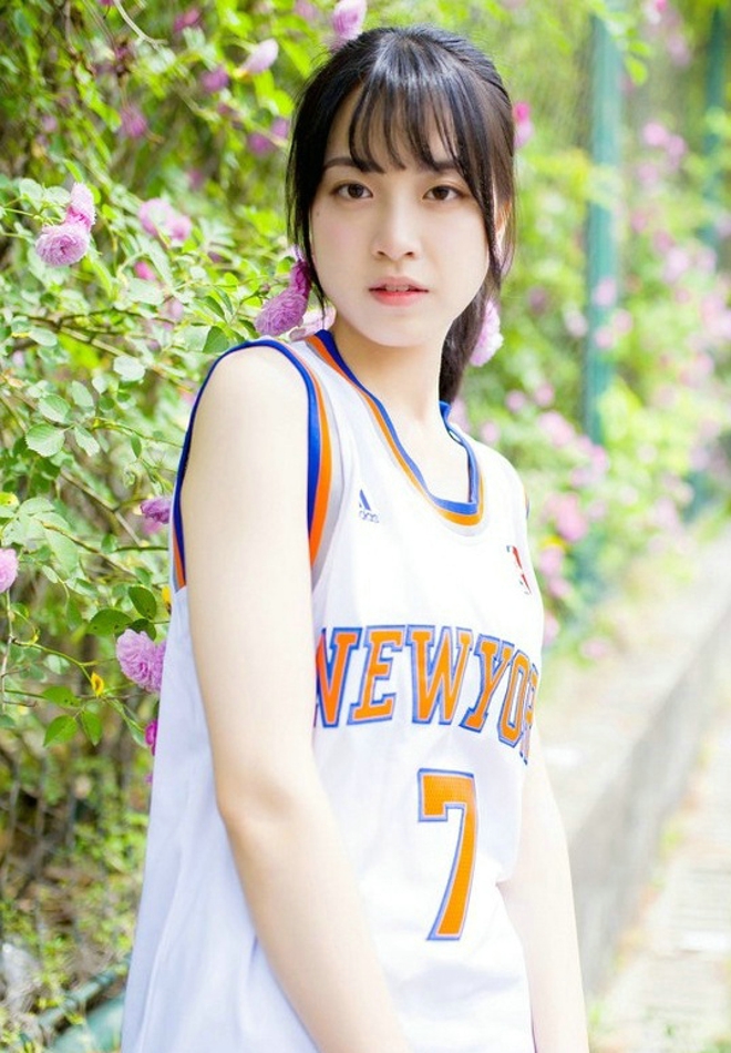 运动系萌妹操场运球清新俏皮美腿写真诱惑