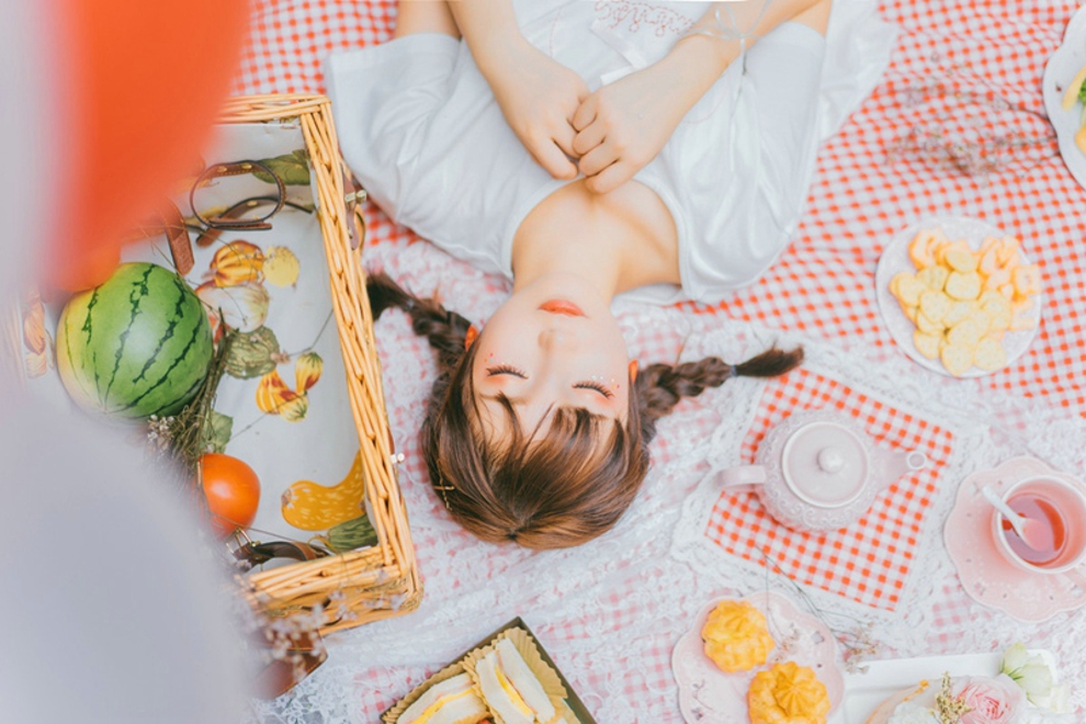 甜美粉嫩美女可爱烟熏妆户外俏皮私拍套图