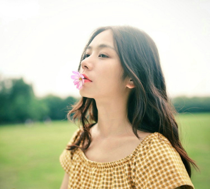 黄衣美少女长发唯美高清照片