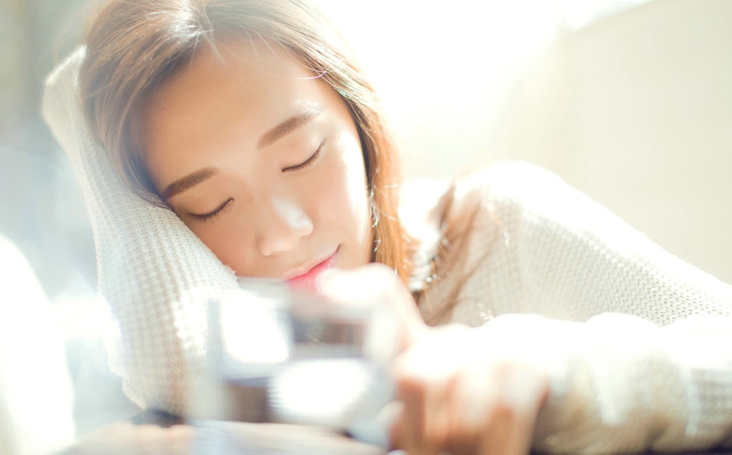 白衣少女周末家中放纵大长腿福利写真图