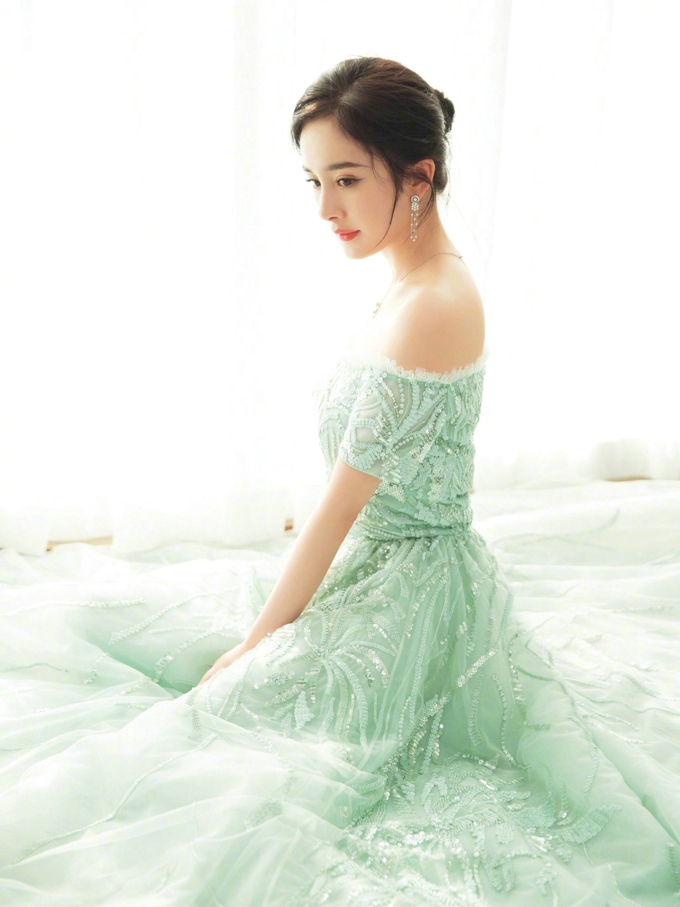 杨幂出席上海电影节清新优雅浪漫精致写真照