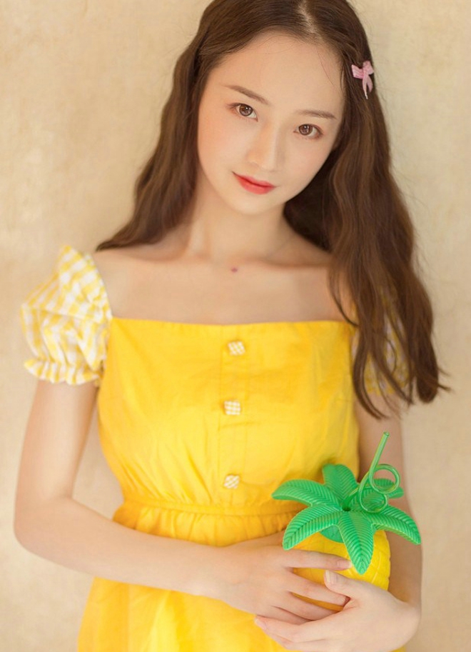 长发黄裙素颜美少女阳光甜美生活写真