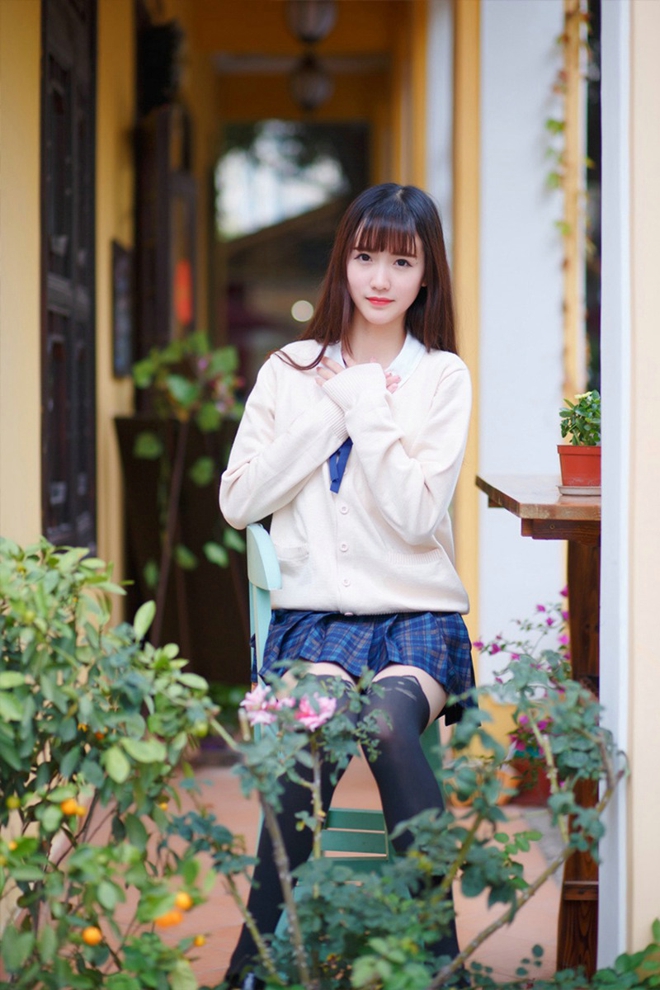 清纯校园学生装刘海美女午后操场福利写真