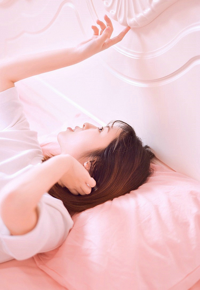 粉色清纯妹子私房可爱阳光睡衣写真