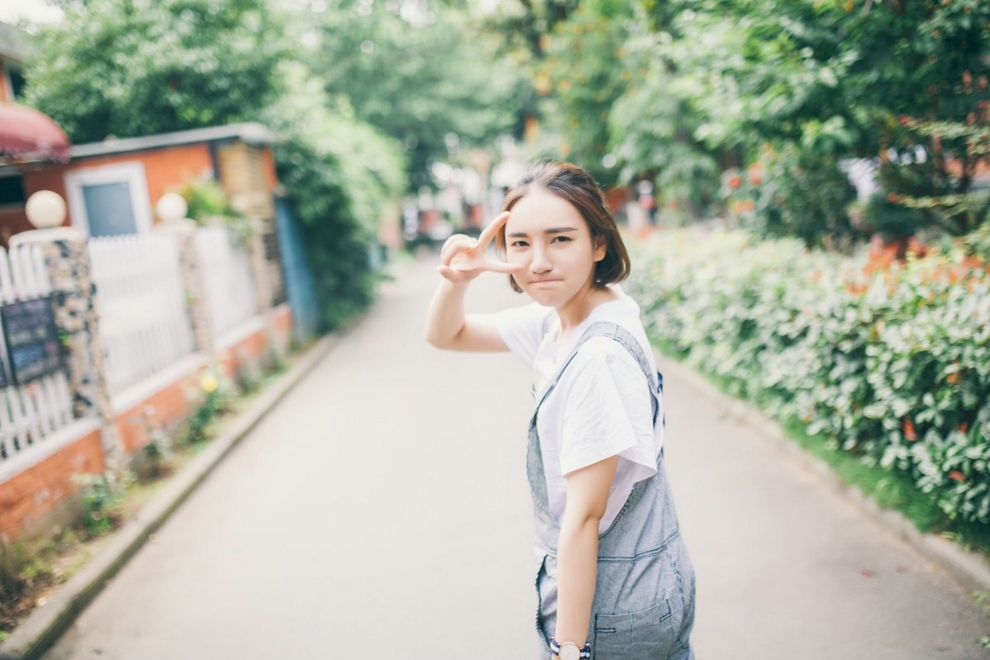 背带裤短发青春美女时尚街拍唯美俏皮写真