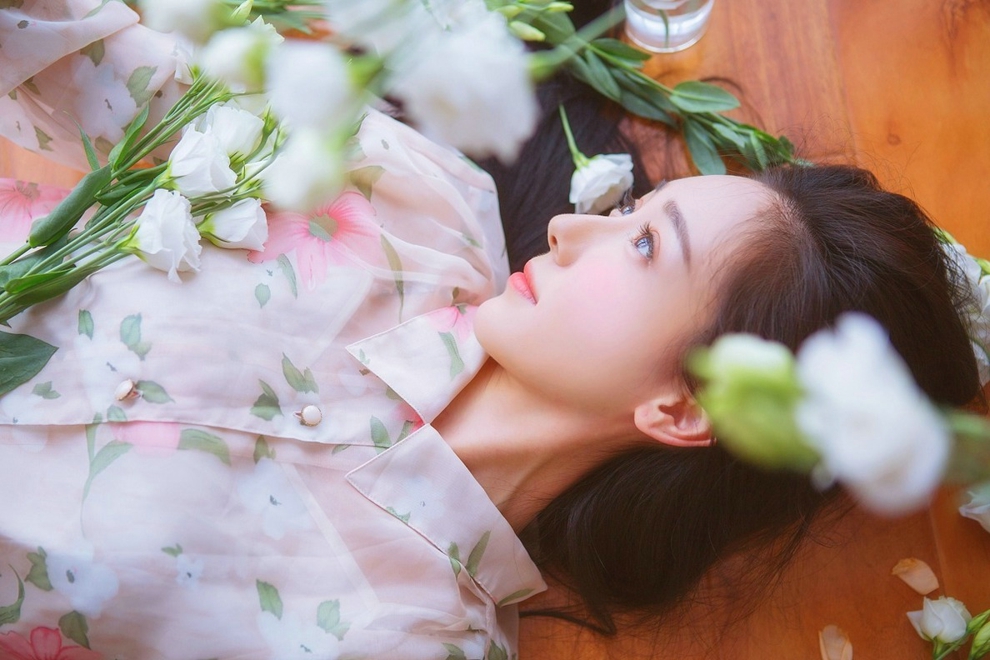 红唇美女白纱高冷家居私房诱惑写真照