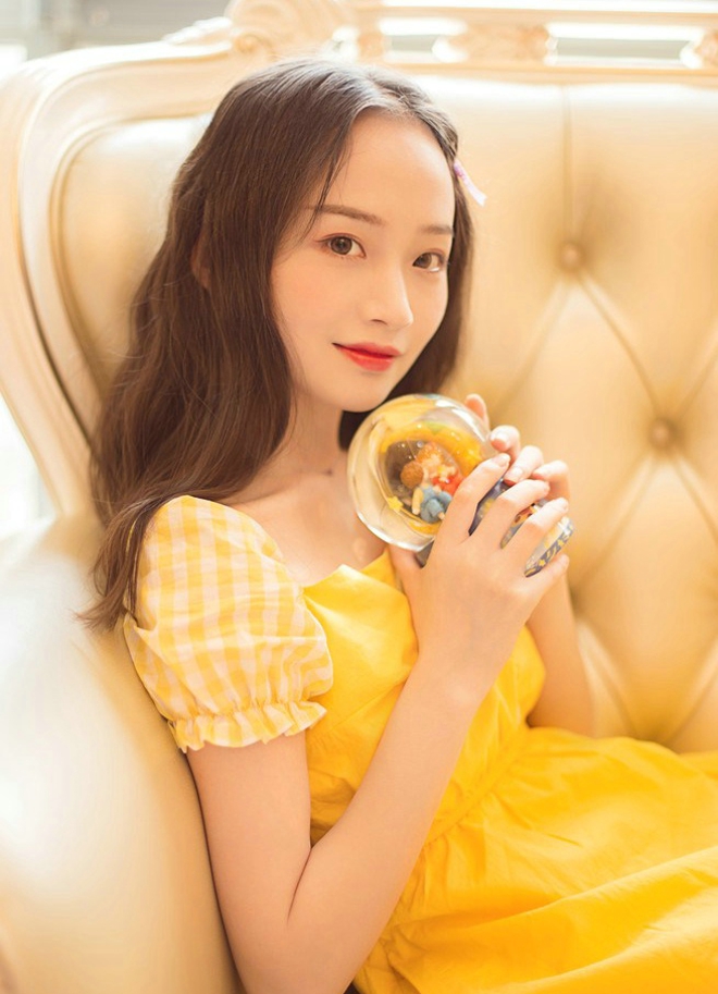 长发黄裙素颜美少女阳光甜美生活写真