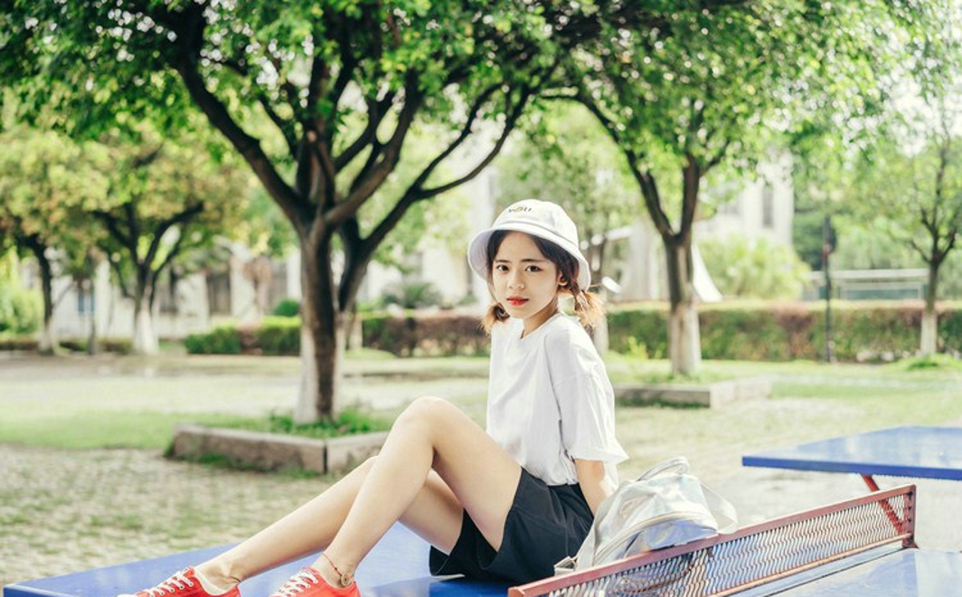 清纯可爱的美女校园私拍写真文艺范十足