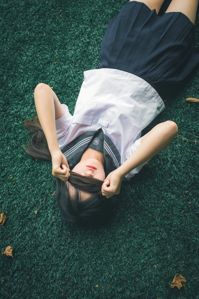 花海中清纯漂亮学生妹户外恬静优雅可爱迷人写真