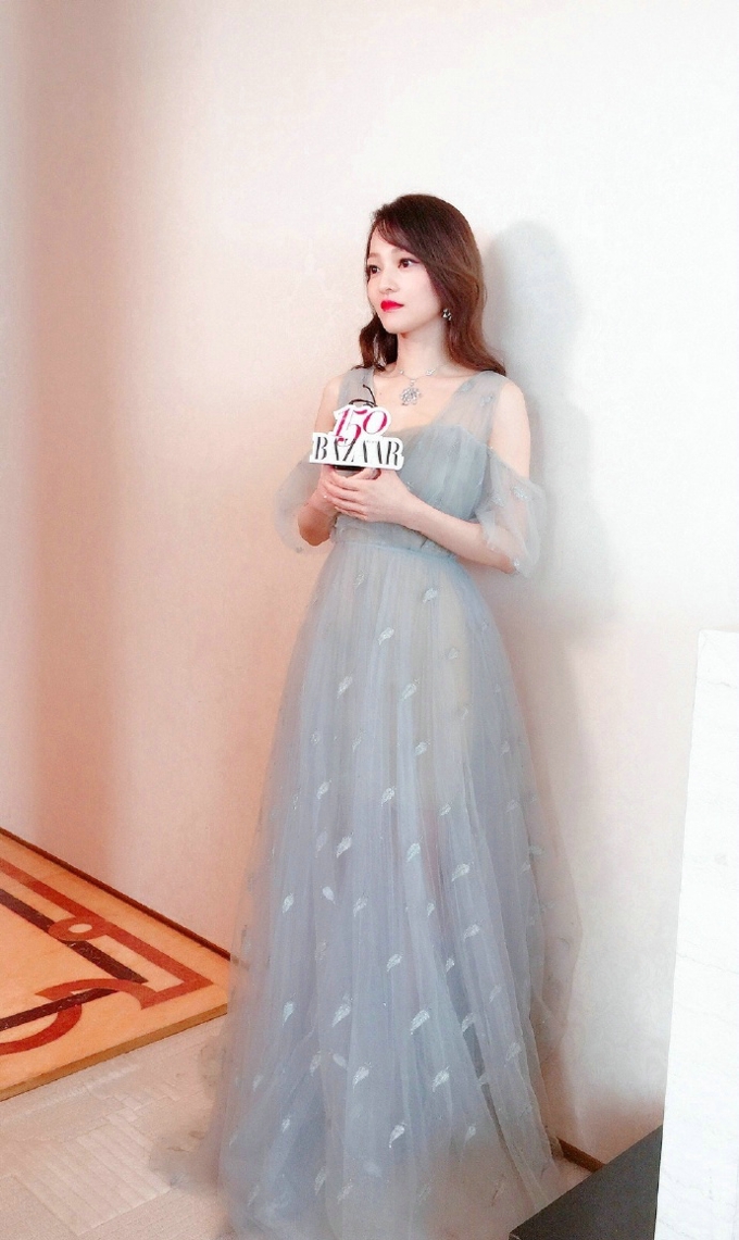 2017时尚芭莎慈善之夜张韶涵红毯长裙写真图