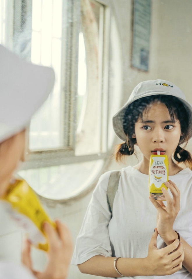 清纯可爱的美女校园私拍写真文艺范十足