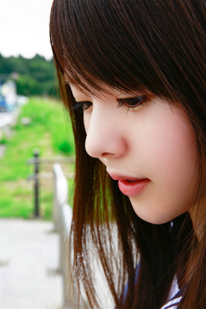 花海中清纯漂亮学生妹户外恬静优雅可爱迷人写真