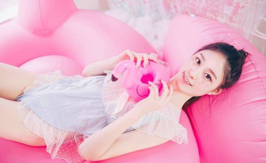 粉色清纯妹子私房可爱阳光睡衣写真