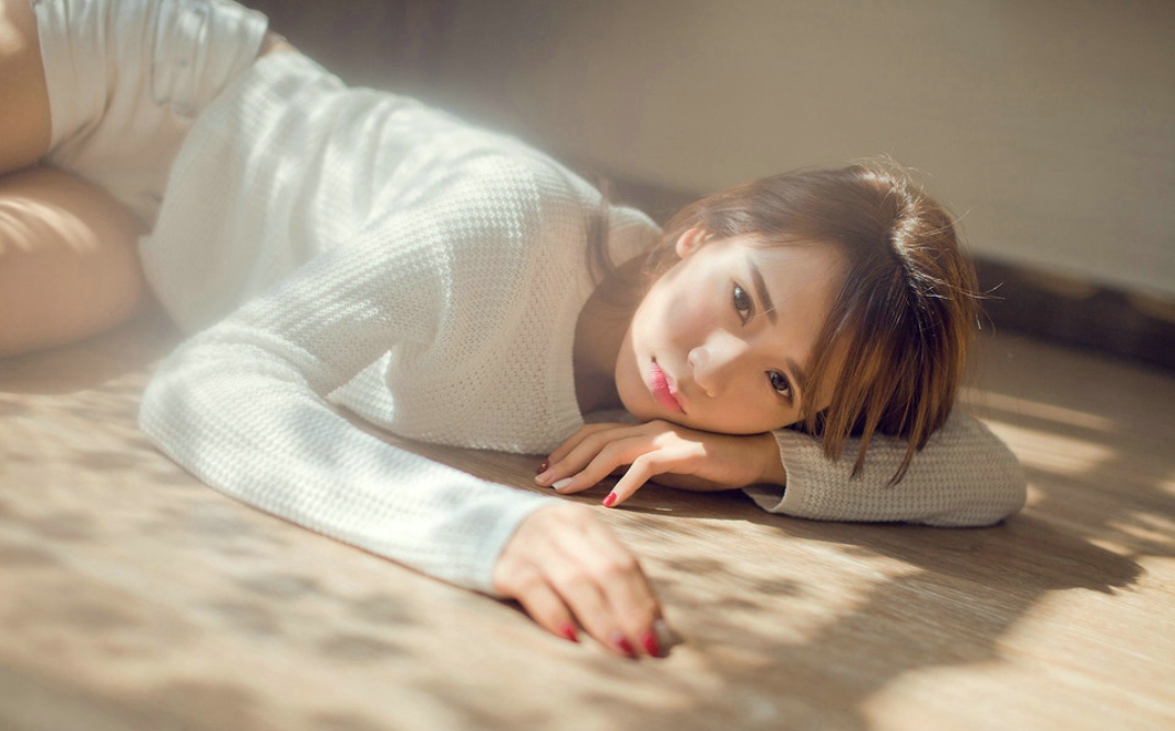 白衣少女周末家中放纵大长腿福利写真图