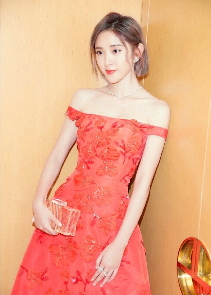 唐艺昕红色礼服活力四射