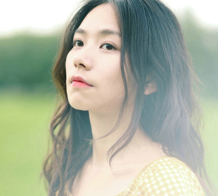 黄衣美少女长发唯美高清照片