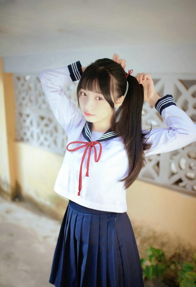 运动系萌妹操场运球清新俏皮美腿写真诱惑