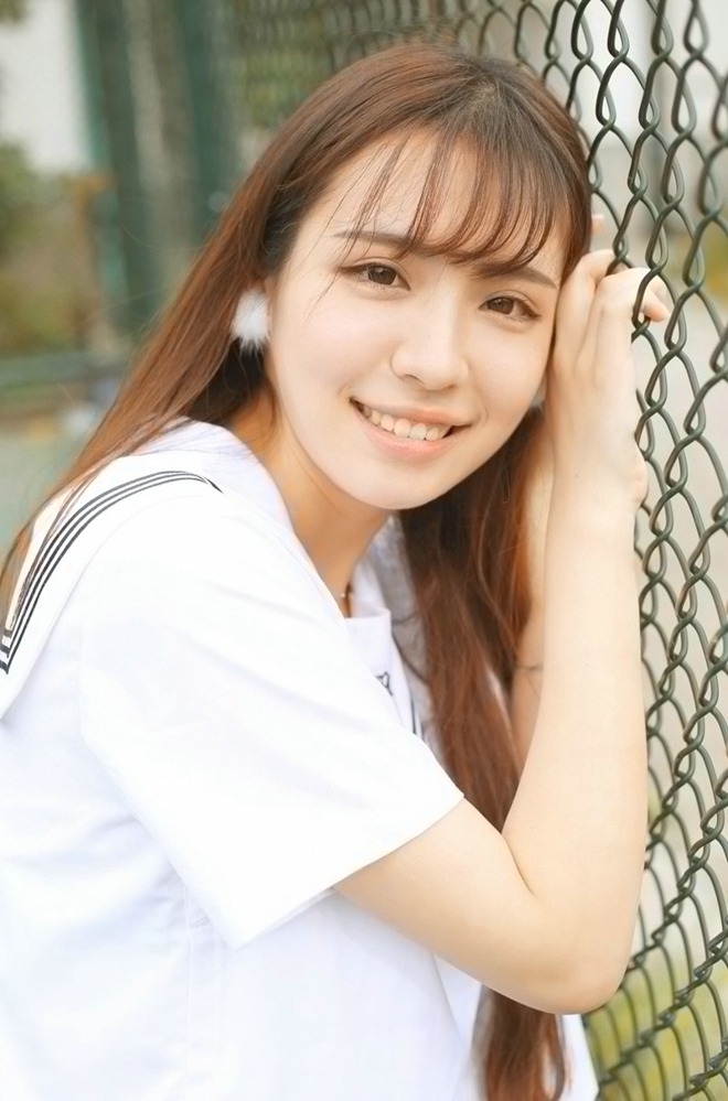 清纯校园学生装刘海美女午后操场福利写真