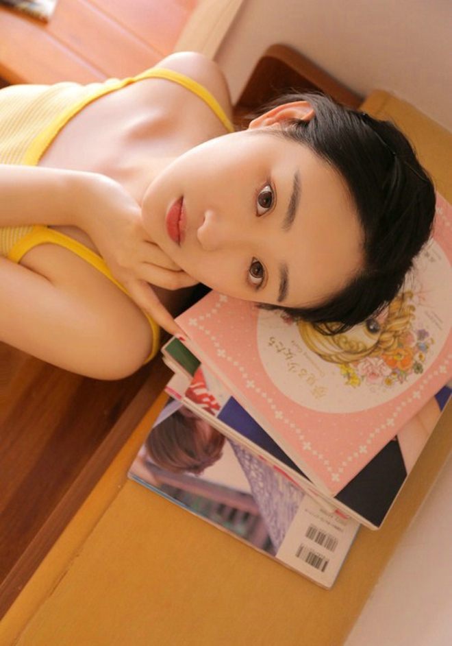 长发黄裙素颜美少女阳光甜美生活写真