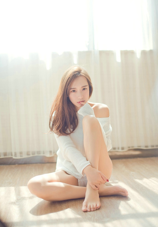 白衣少女周末家中放纵大长腿福利写真图