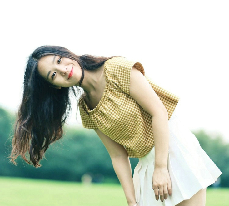 黄衣美少女长发唯美高清照片