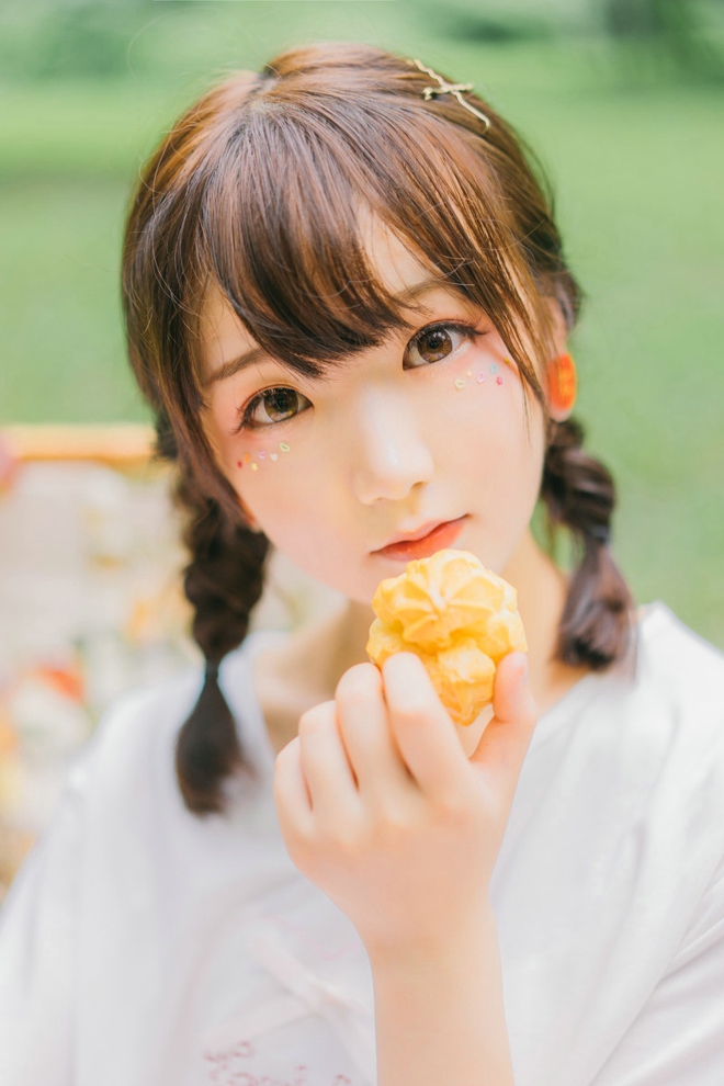 甜美粉嫩美女可爱烟熏妆户外俏皮私拍套图