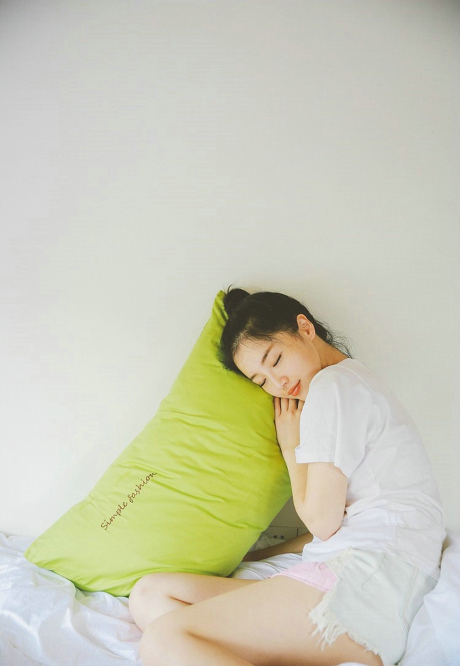 白衣少女周末家中放纵大长腿福利写真图