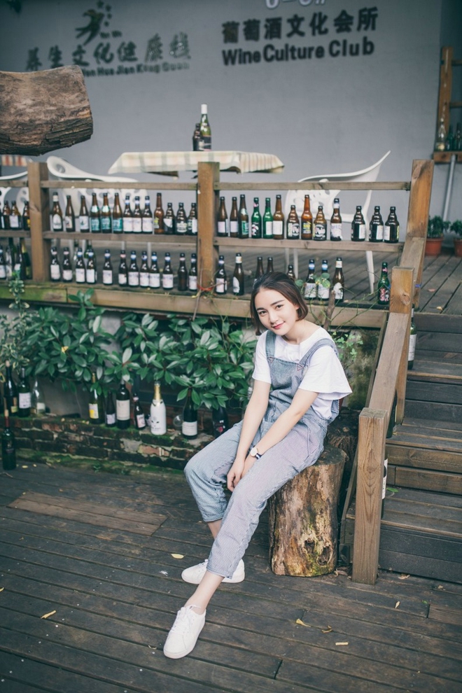 背带裤短发青春美女时尚街拍唯美俏皮写真