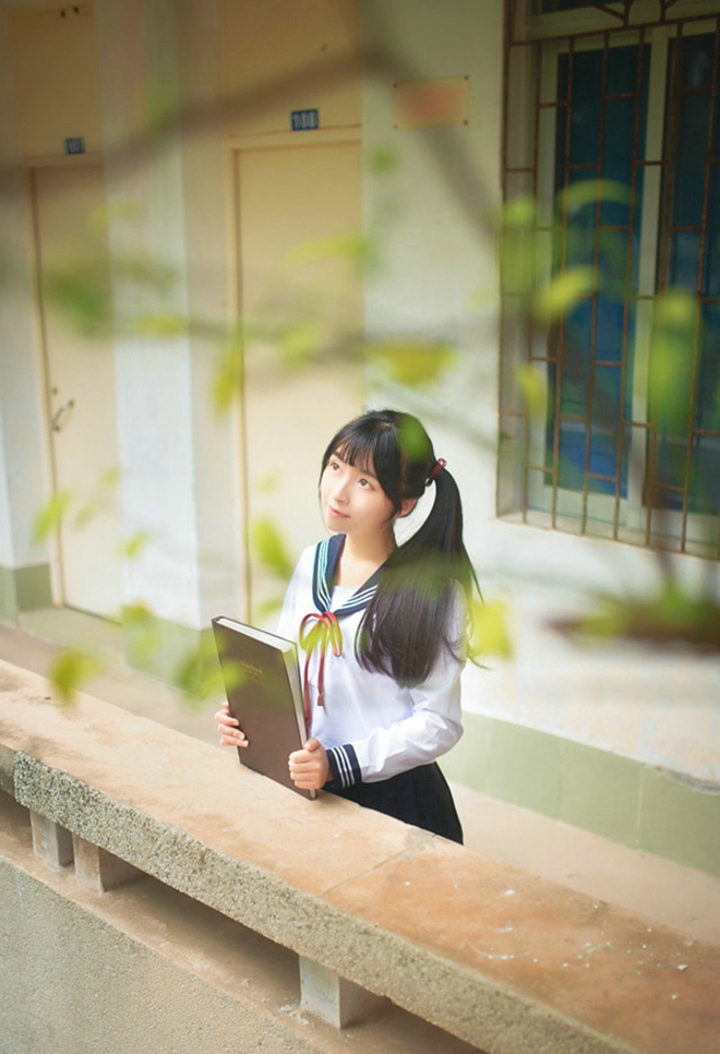 运动系萌妹操场运球清新俏皮美腿写真诱惑