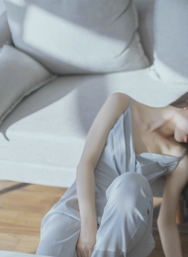 红唇美女白纱高冷家居私房诱惑写真照