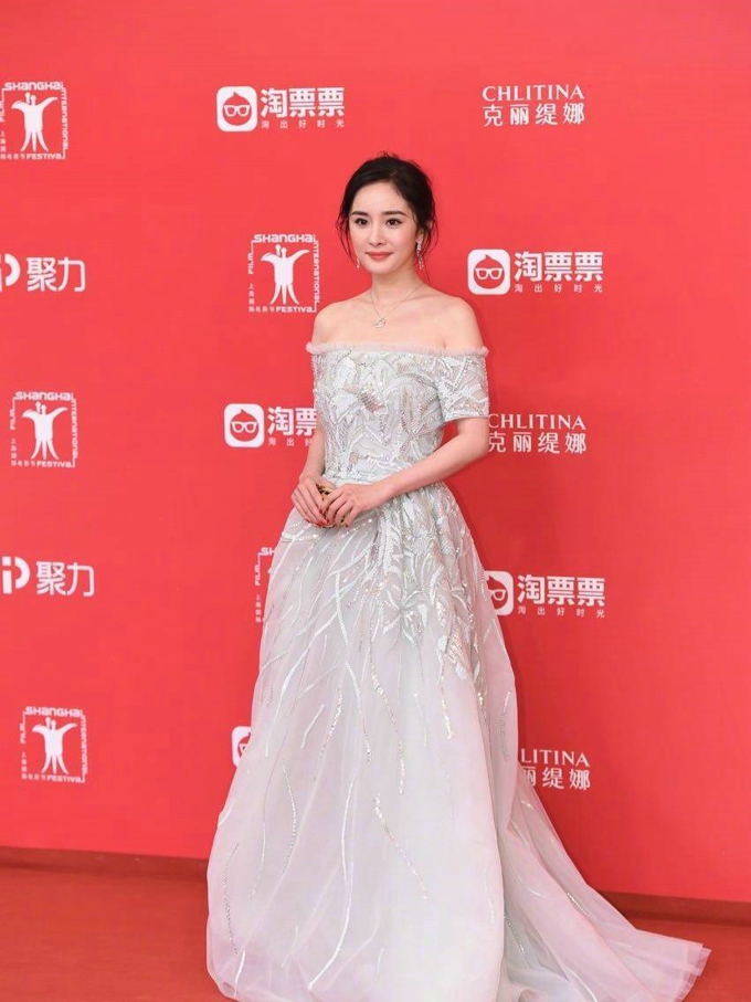 杨幂出席上海电影节清新优雅浪漫精致写真照