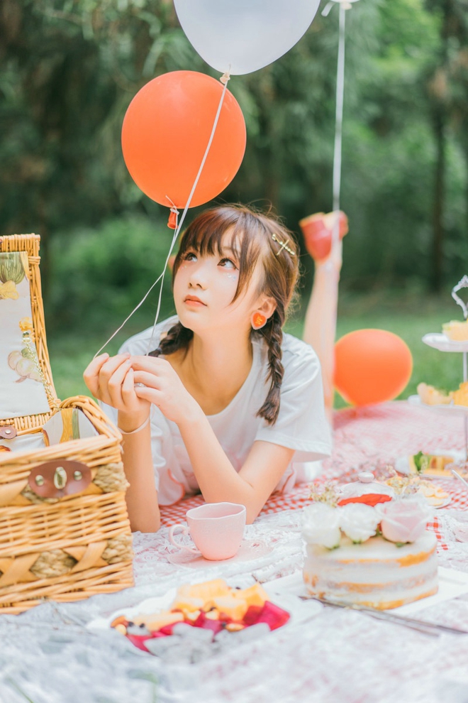 甜美粉嫩美女可爱烟熏妆户外俏皮私拍套图