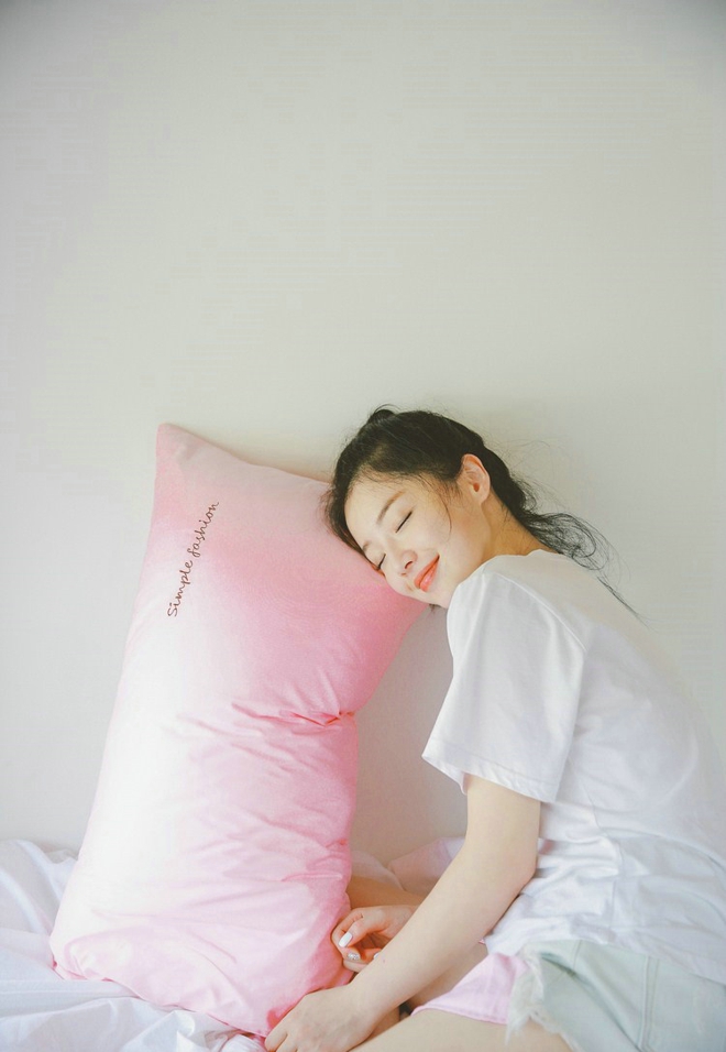 白衣少女周末家中放纵大长腿福利写真图