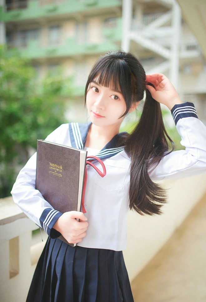 运动系萌妹操场运球清新俏皮美腿写真诱惑