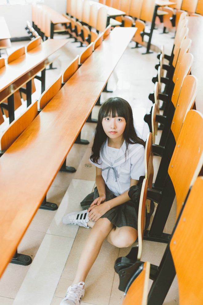 清纯可爱的美女校园私拍写真文艺范十足