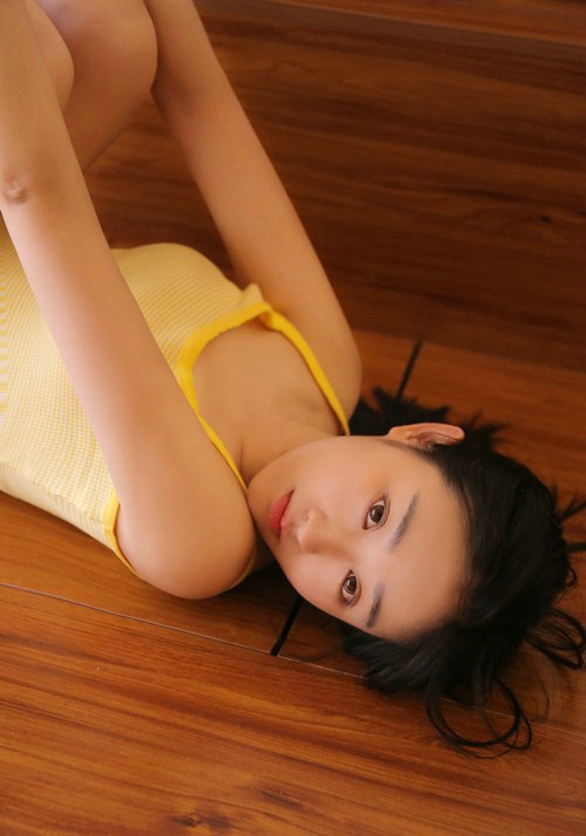 长发黄裙素颜美少女阳光甜美生活写真