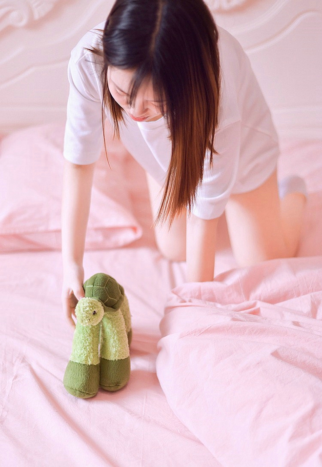 粉色清纯妹子私房可爱阳光睡衣写真