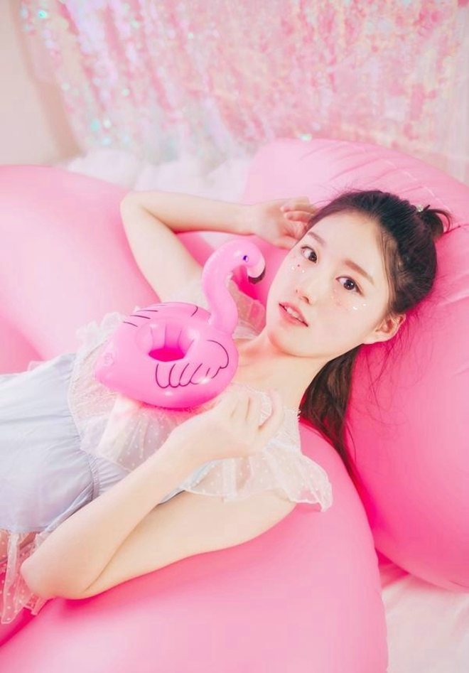 粉色清纯妹子私房可爱阳光睡衣写真