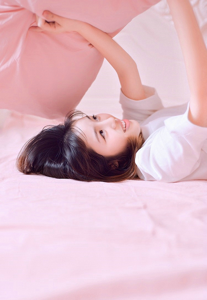 粉色清纯妹子私房可爱阳光睡衣写真