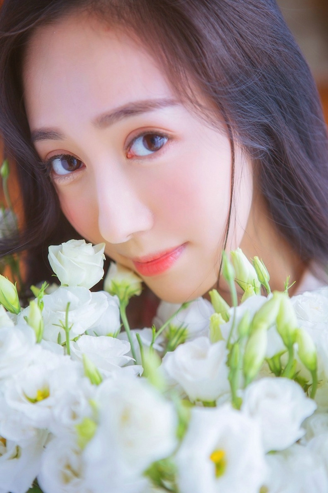 红唇美女白纱高冷家居私房诱惑写真照