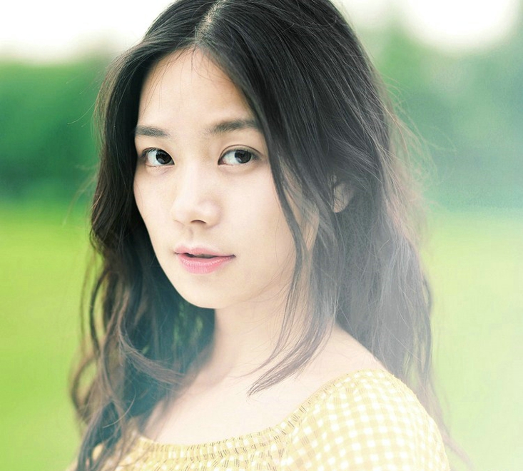 黄衣美少女长发唯美高清照片