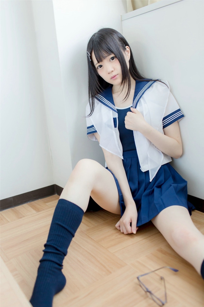 花海中清纯漂亮学生妹户外恬静优雅可爱迷人写真