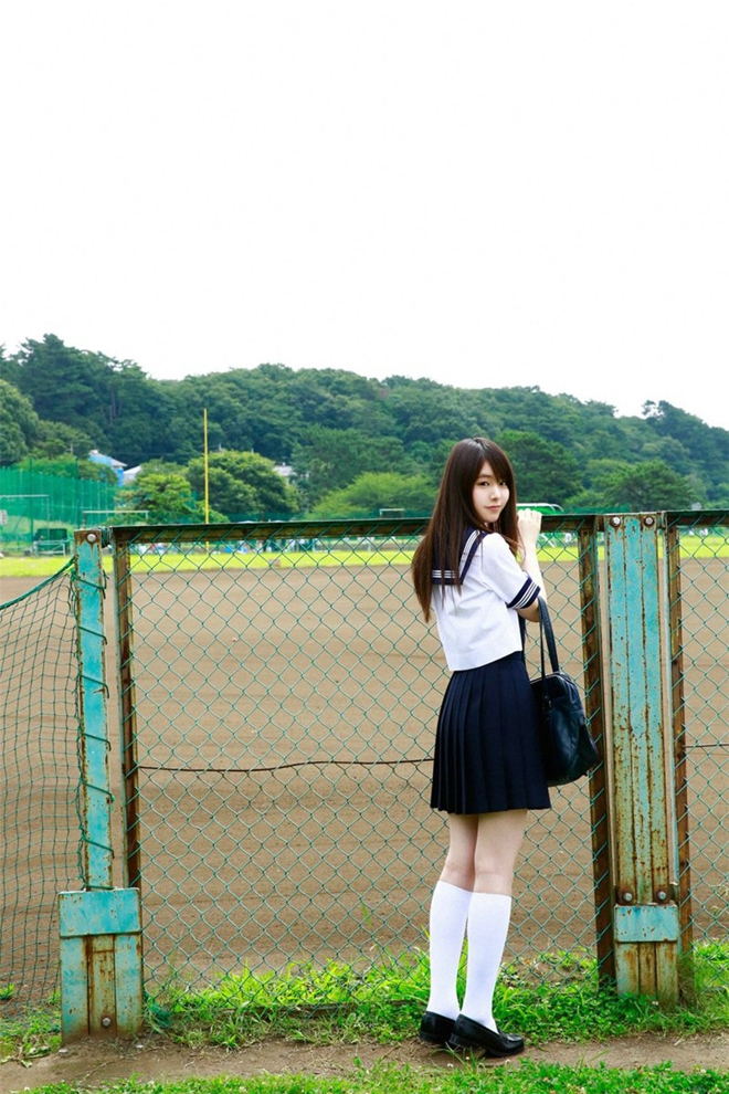 花海中清纯漂亮学生妹户外恬静优雅可爱迷人写真