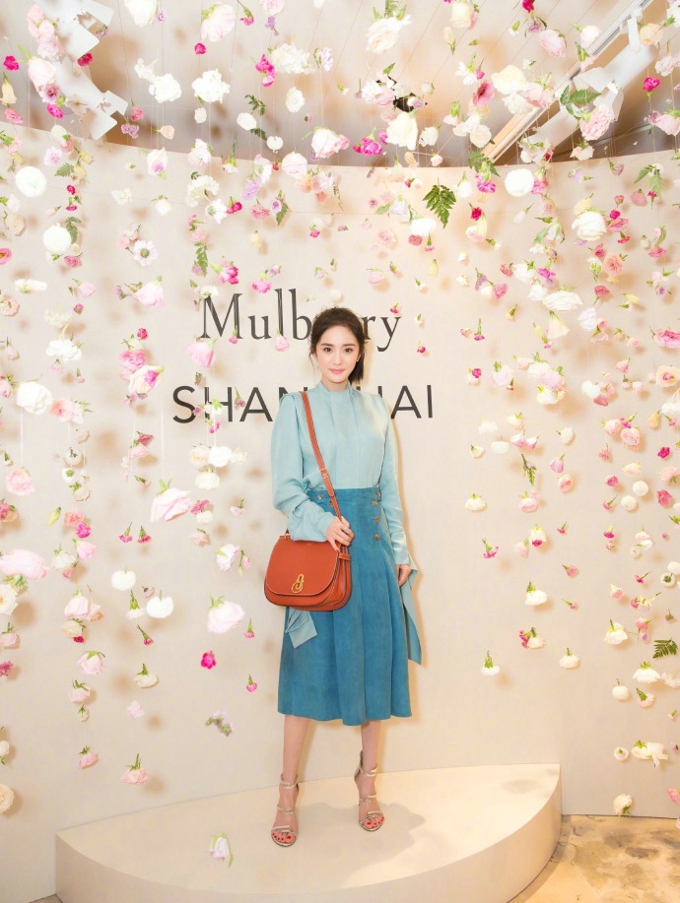 杨幂出席上海电影节清新优雅浪漫精致写真照