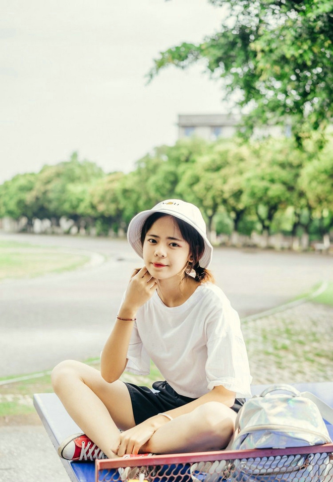 清纯可爱的美女校园私拍写真文艺范十足