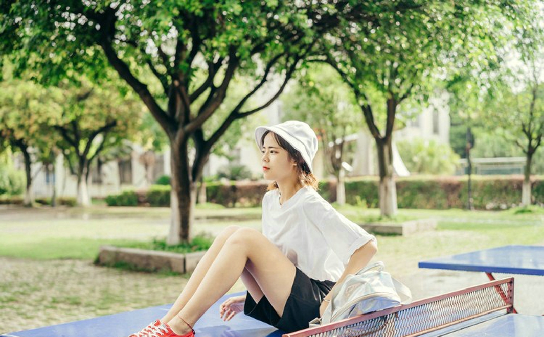 清纯可爱的美女校园私拍写真文艺范十足