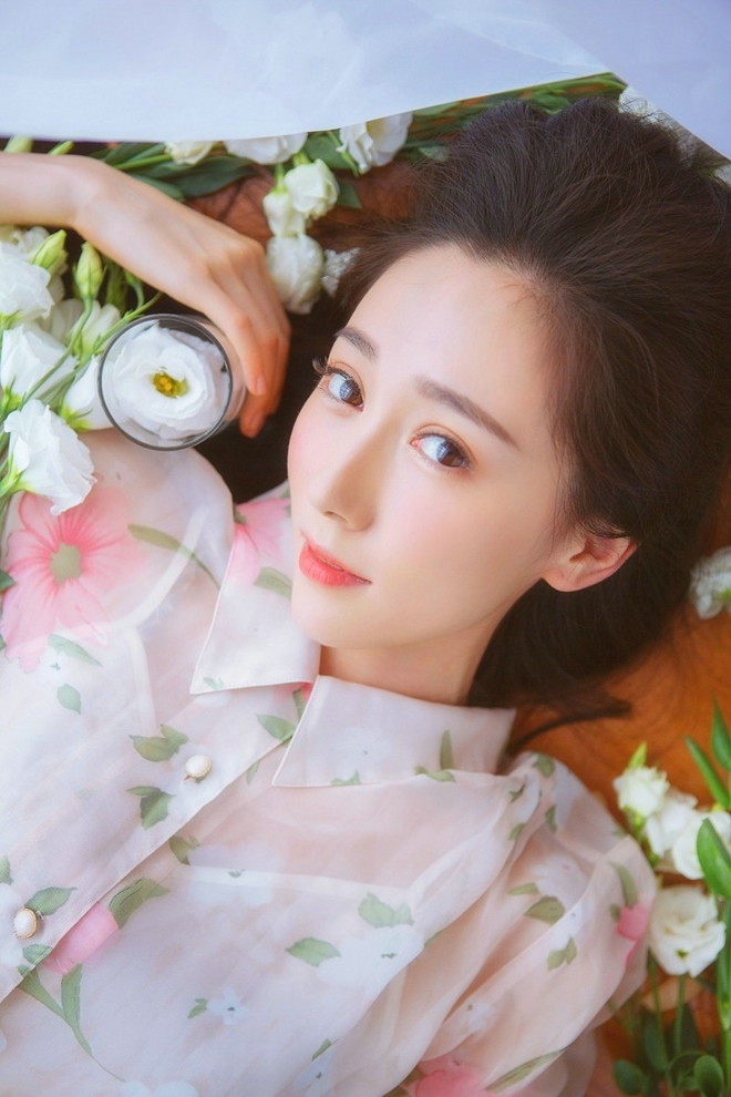 红唇美女白纱高冷家居私房诱惑写真照